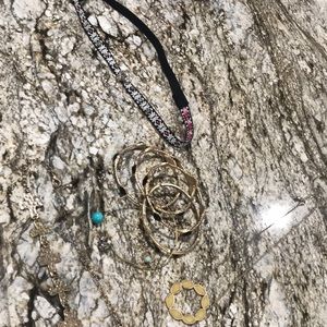 Miscellaneous jewelry. 1 choker, 5 bracelets, 2 necklaces